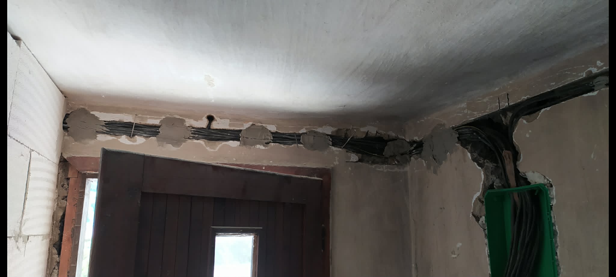 Rekonštrukcia, strop, kabeláž